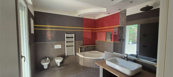 Дом с 6 спальнями в Кардано аль Кампо, Италия № 361245 22