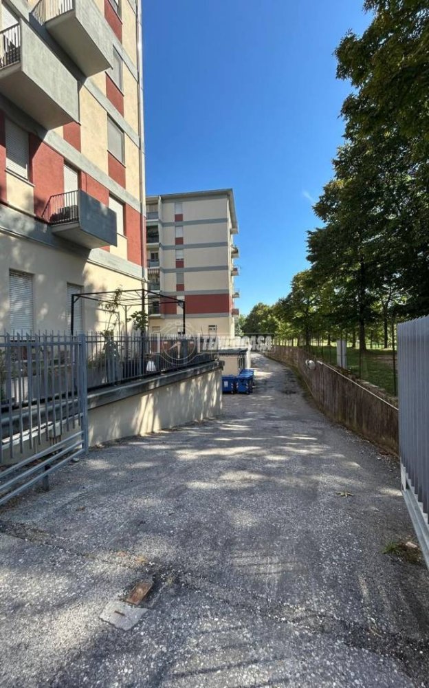 Garage à Mantua, Italy 14m² No. 351677