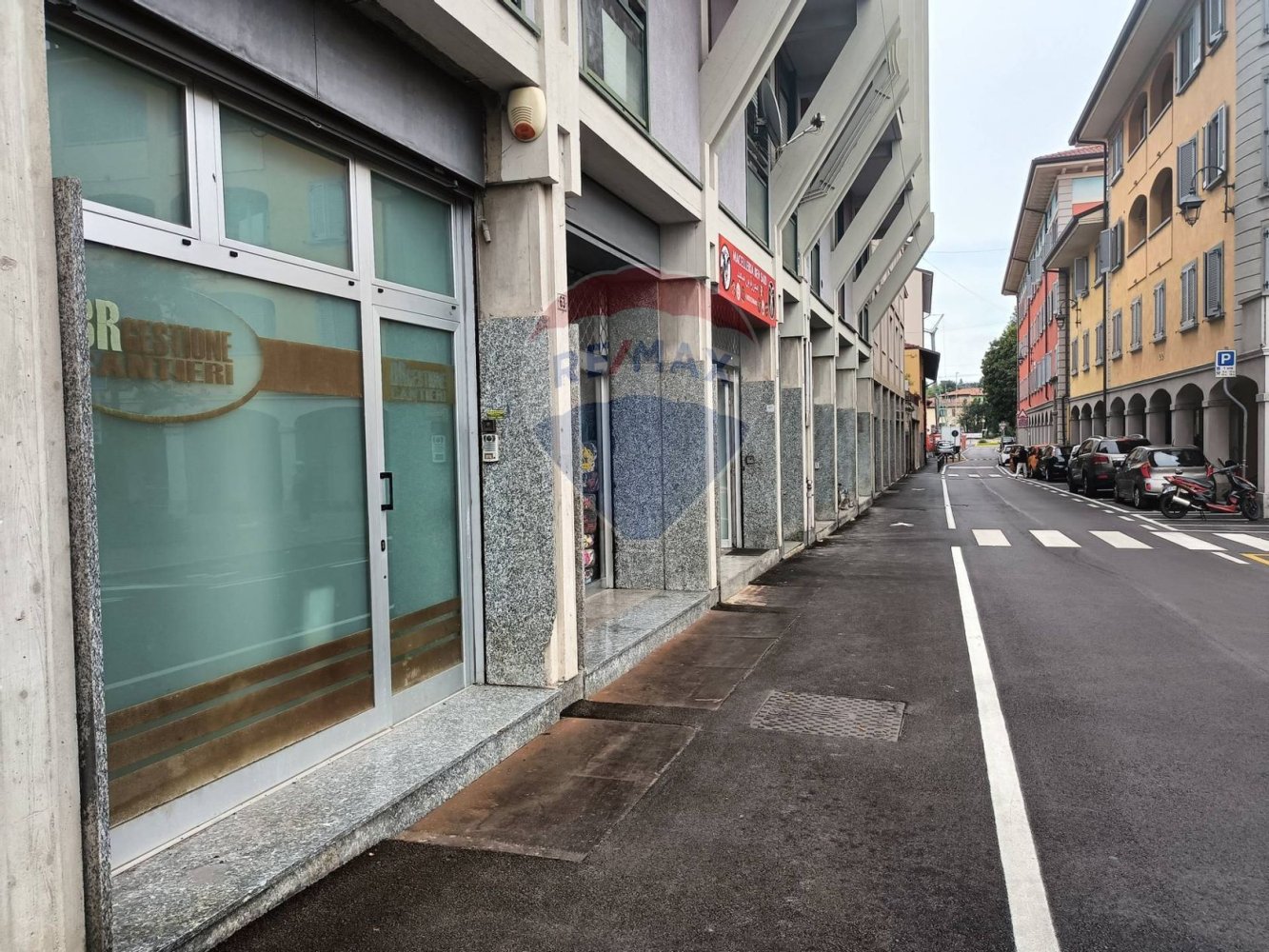 6-salle Bureau à Ponte San Pietro, Italy No. 265354