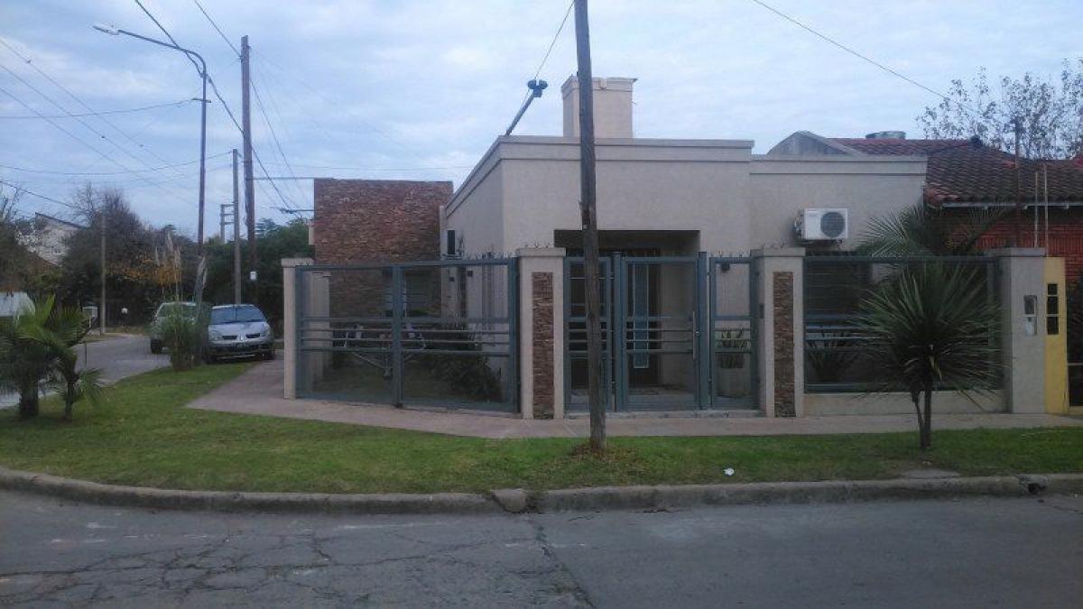 2 bedrooms House in Ituzaingo, Argentina No. 83155