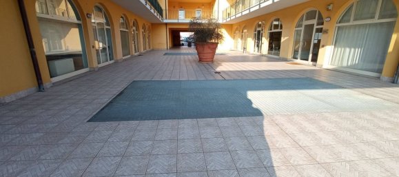 7-Zimmer Gewerbliche Immobilie in Muggiò, Italy, Nr. 64631 2
