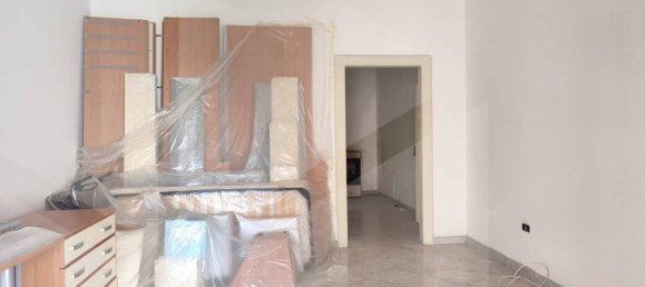 2-salle Appartement à Bari, Italy No. 29869 11