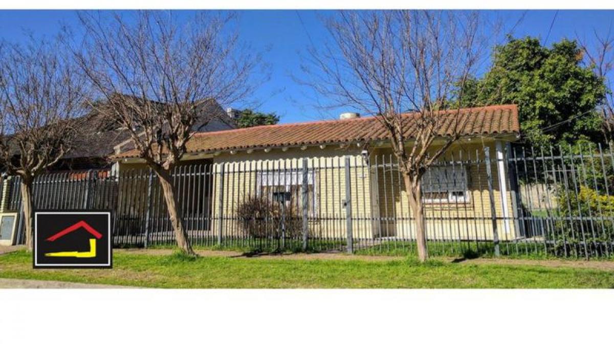 6 bedrooms House in Moron, Argentina No. 62569