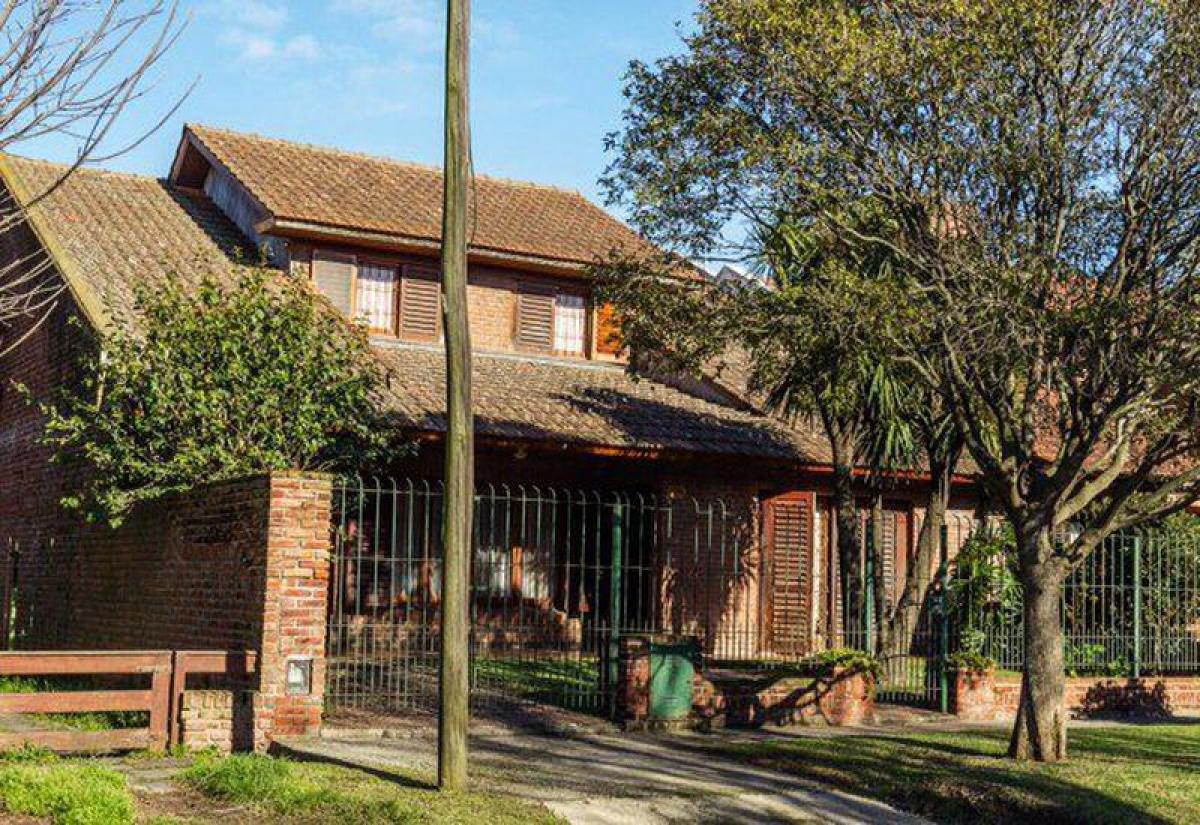 3 bedrooms House in Mar del Plata, Argentina No. 100040