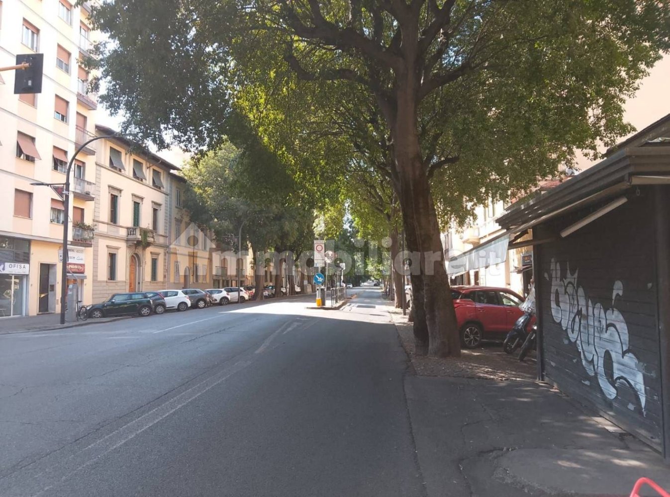 2 rooms Commercial property in Florence, Italy No. 271591