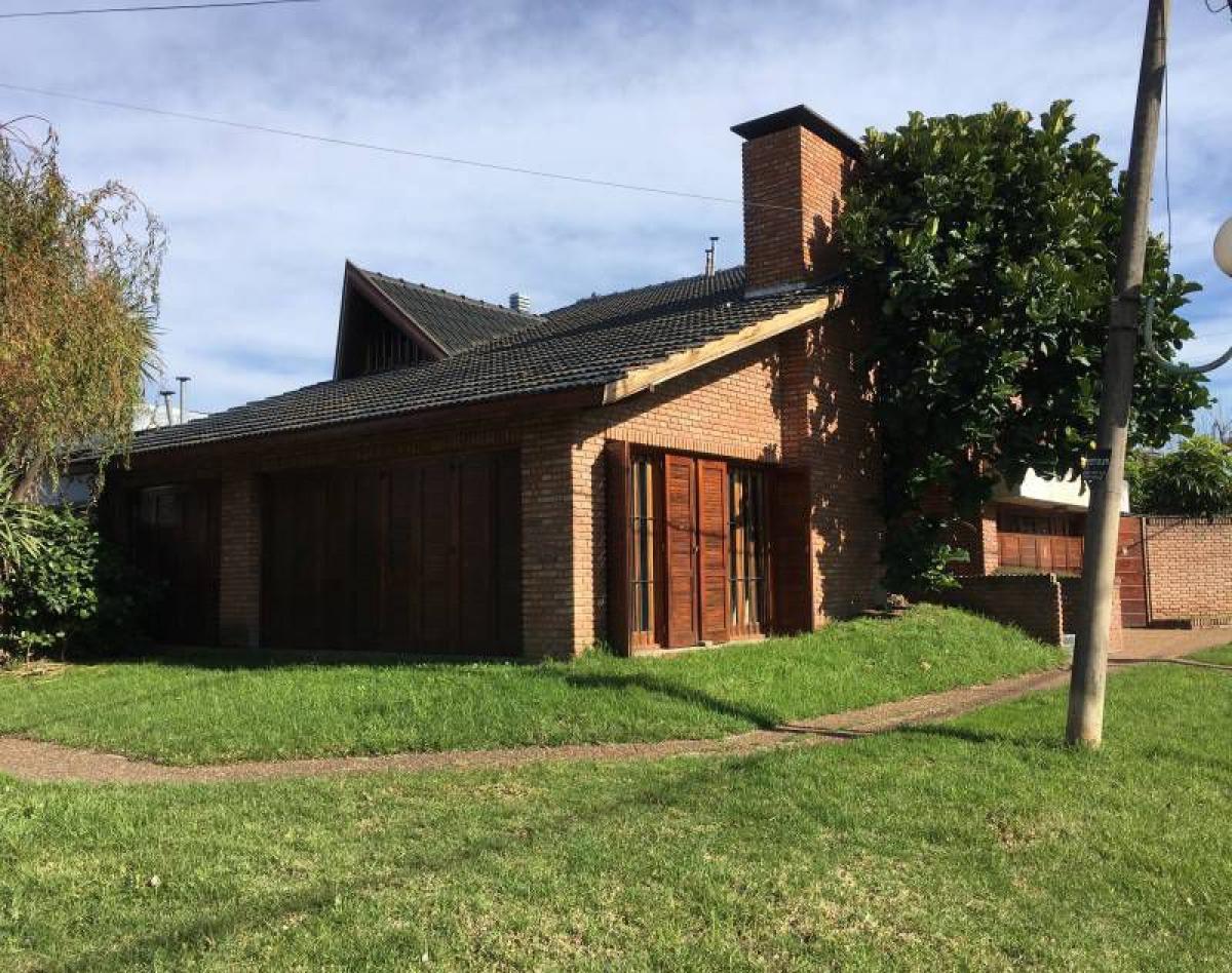 4 bedrooms House in Quilmes, Argentina No. 16173