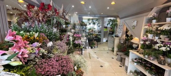 140m² Commercial property in Fontenay-sous-Bois, France No. 182169 3