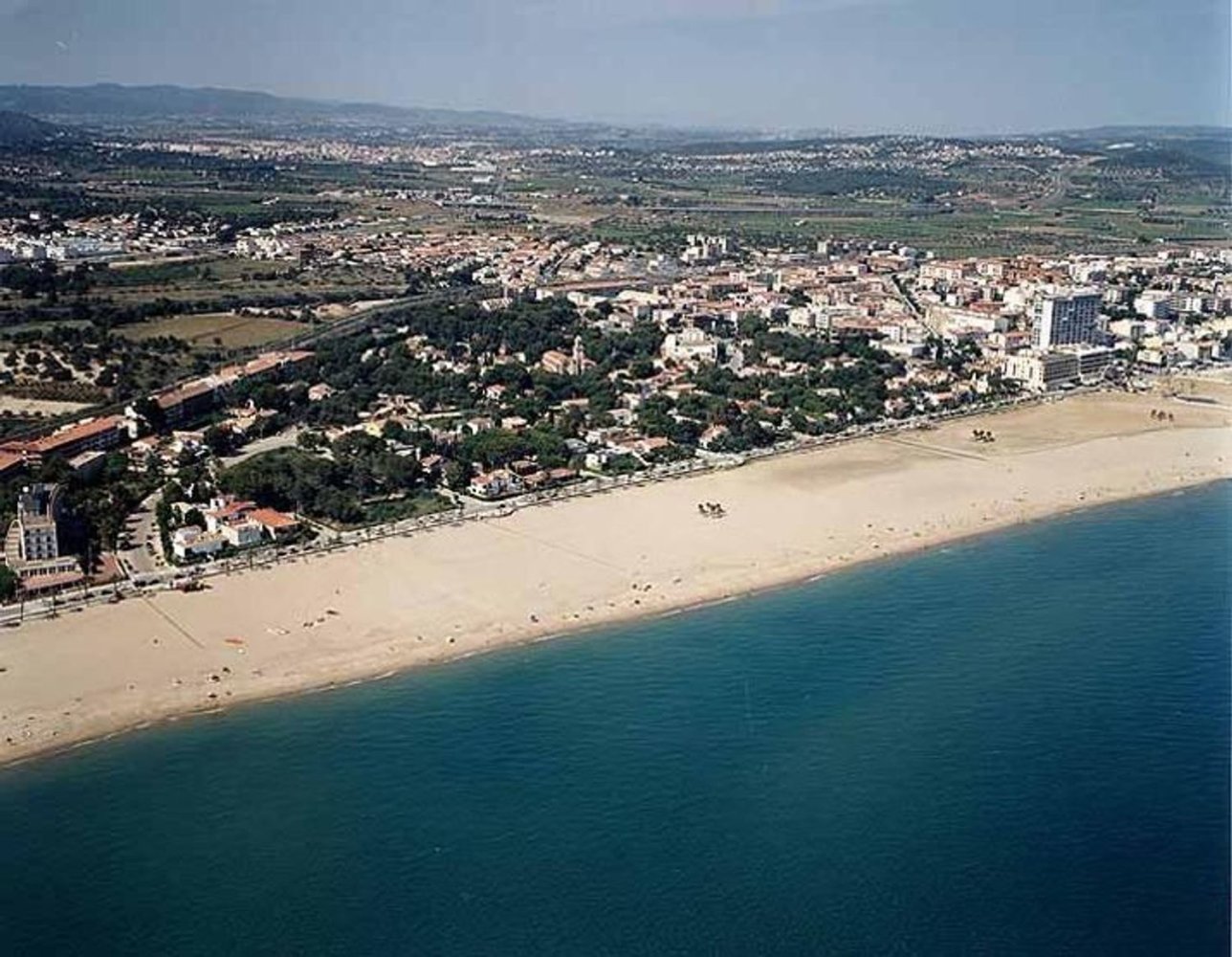  قطعة أرض في El Vendrell, Spain 1750متر مربع رقم 119083