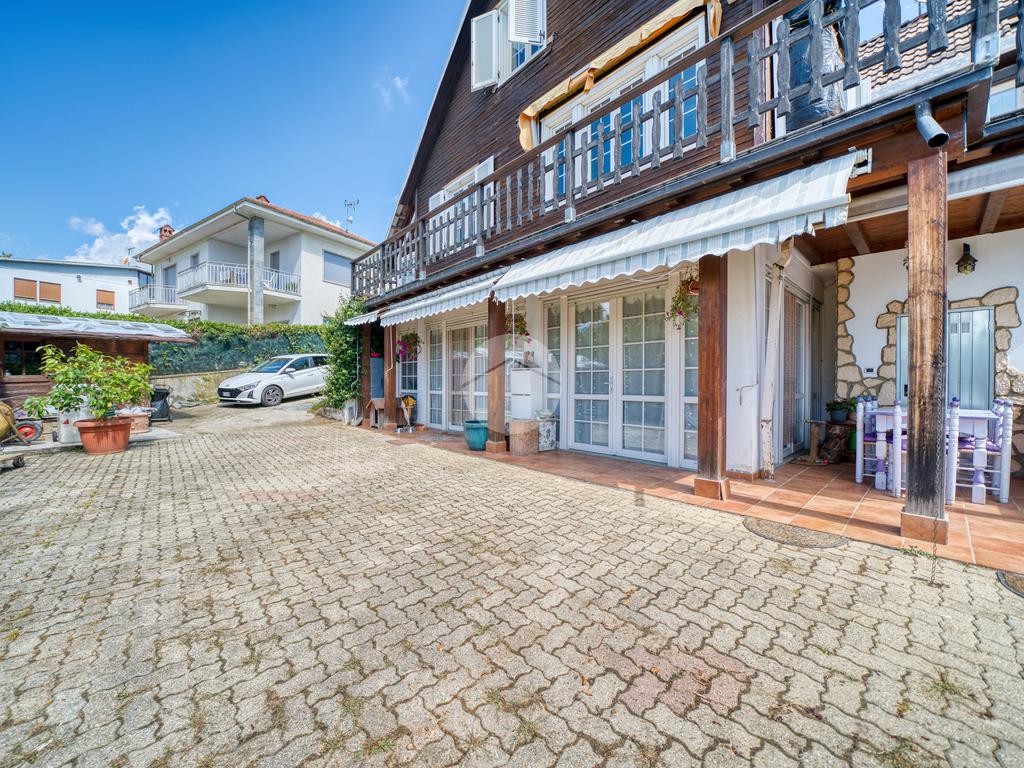 5 bedrooms Villa in Giaveno, Italy No. 315710