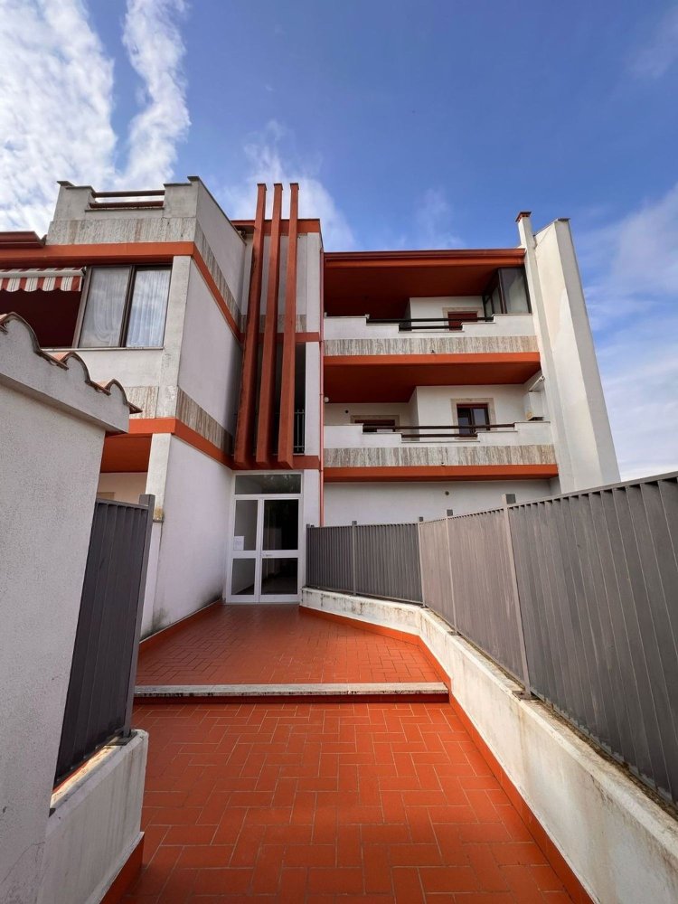 Apartamento de 3 dormitorios en Latina, Italy No. 348200