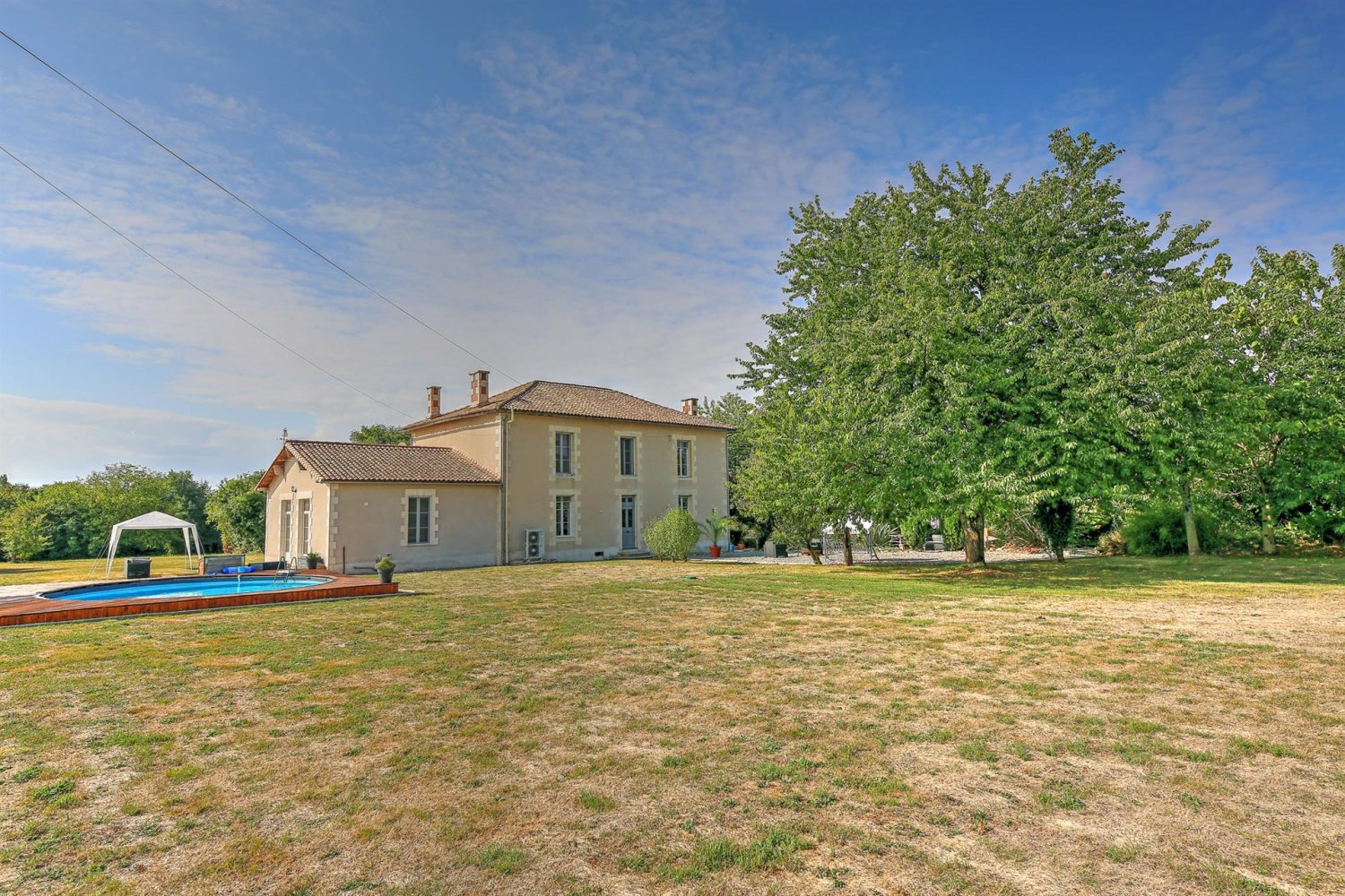 5 bedrooms House in Charente, France No. 334428