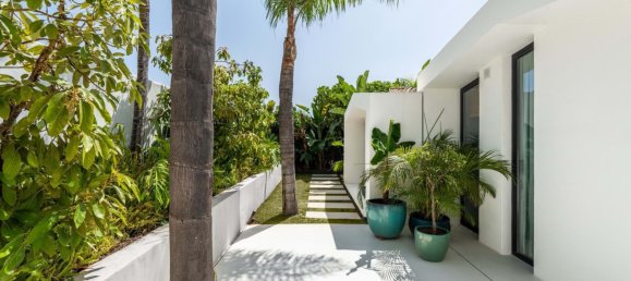 5 bedrooms Villa in Marbella, Spain No. 105792 11