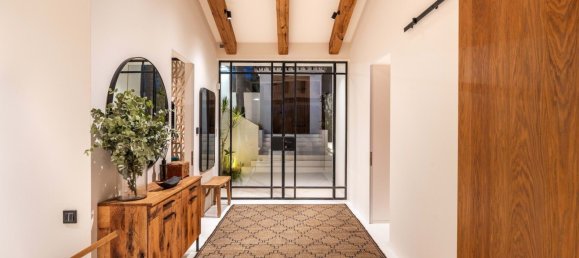 5 bedrooms Villa in Marbella, Spain No. 105792 16