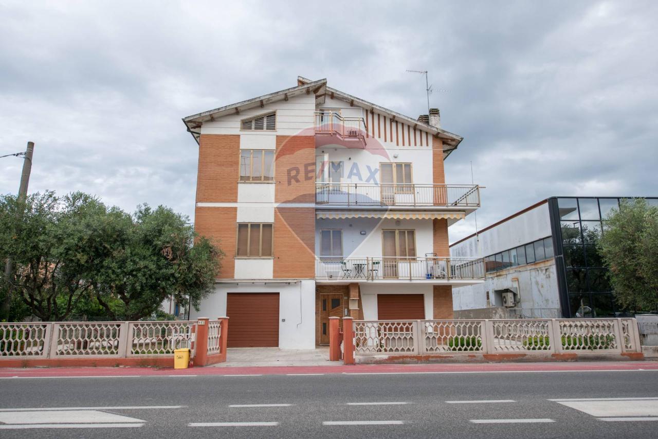 23 rooms House in Mondolfo, Italy No. 2257