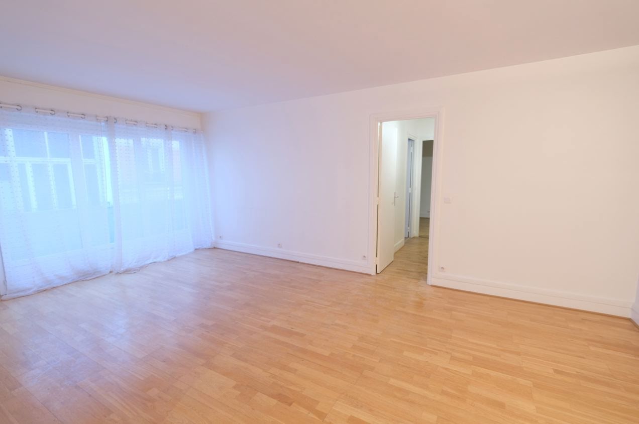 2 bedrooms Apartment in Paris, France No. 166628