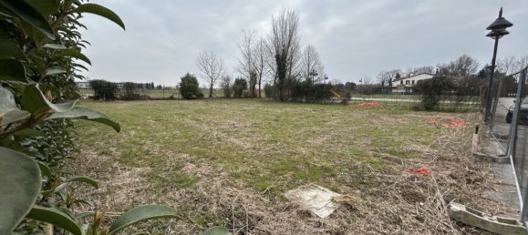 682m² Land in Campodoro, Italy No. 89017 9