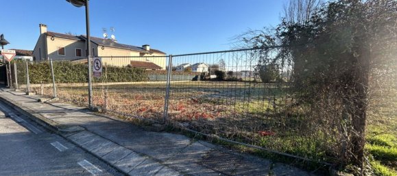 682m² Land in Campodoro, Italy No. 89017 6