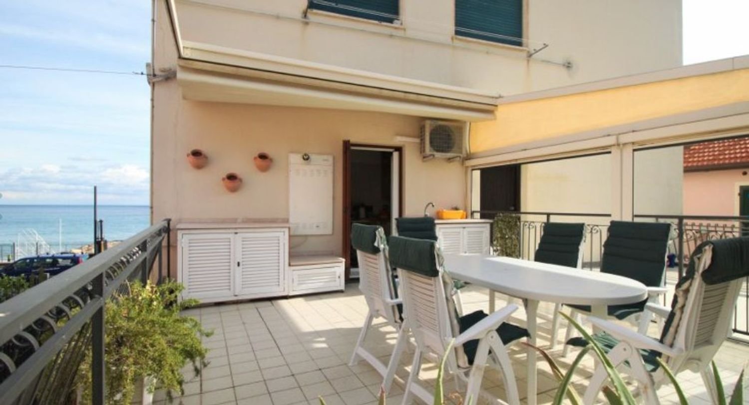 2 rooms Apartment in Laigueglia, Italy No. 160669