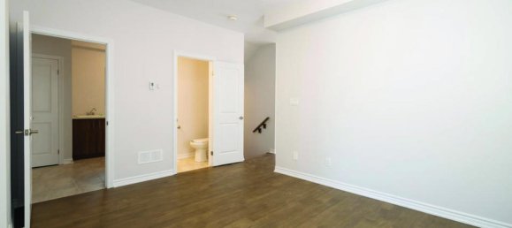 4 bedrooms House in Welland, Canada No. 446 4