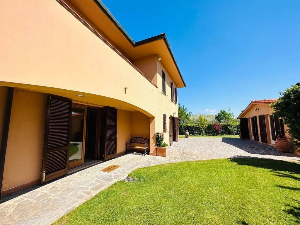 Villa de 19 dormitorios en Collesalvetti, Italy No. 90108