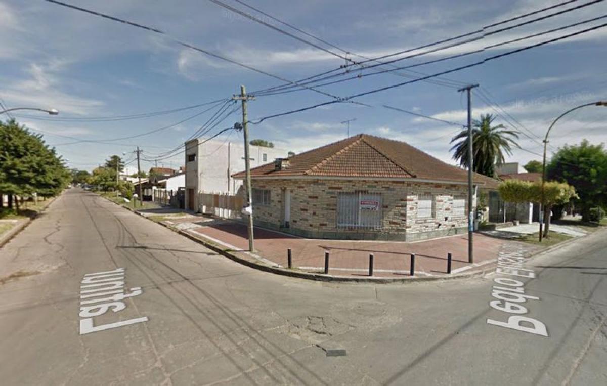 Дом с 3 спальнями в Кильмес, Аргентина № 56210