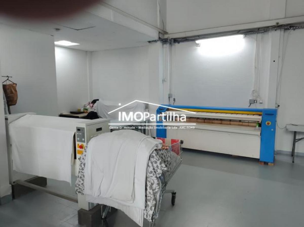 Laden in Sintra, Portugal 200m², Nr. 8306