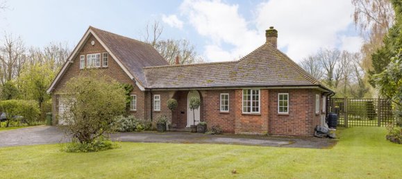 4 bedrooms Bungalow in Surrey, United Kingdom No. 13315 2