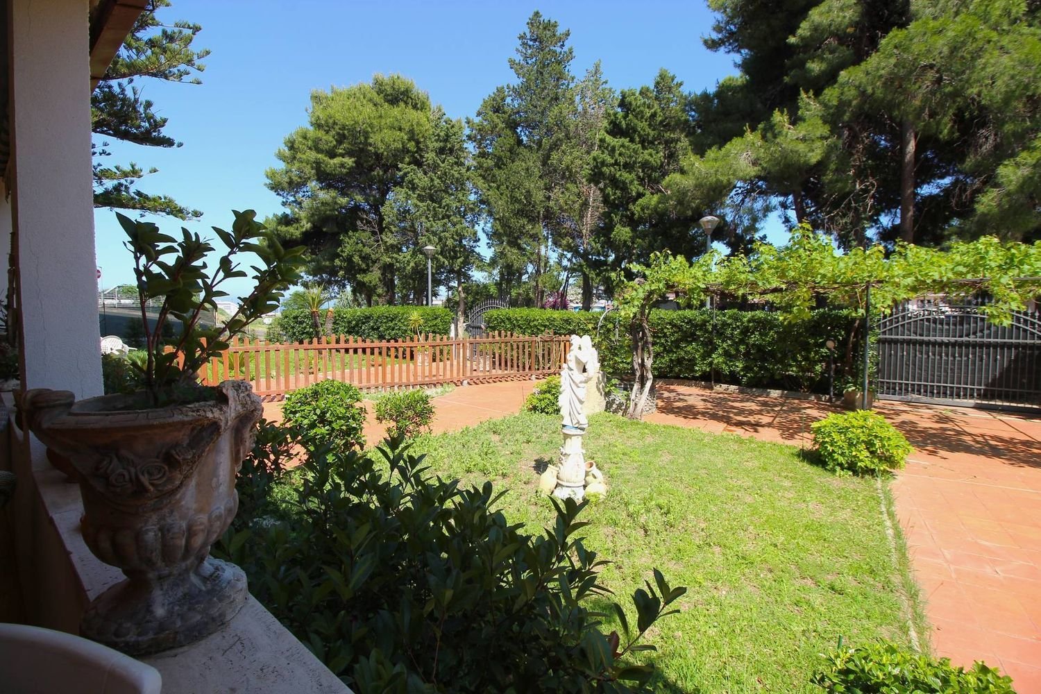 5 rooms Apartment in Montepaone, Italy No. 286712