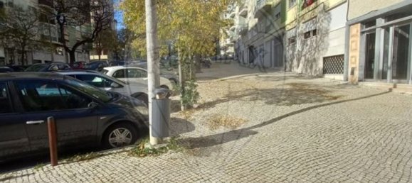 130m² Commercial property in Lisbon, Portugal No. 74291 2