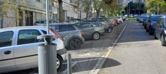 130m² Commercial property in Lisbon, Portugal No. 74291 4