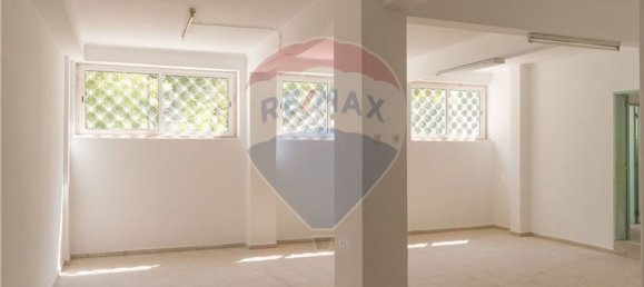 130m² Commercial property in Lisbon, Portugal No. 74291 11