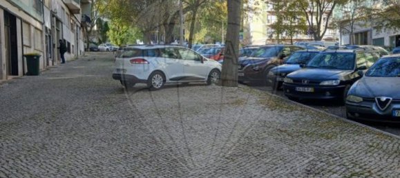 130m² Commercial property in Lisbon, Portugal No. 74291 3