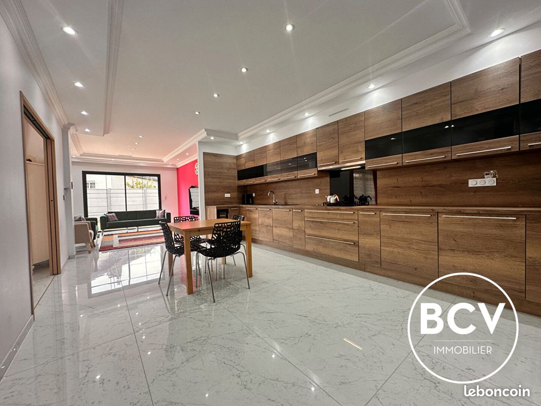 5 bedrooms House in Luisant, France No. 159674