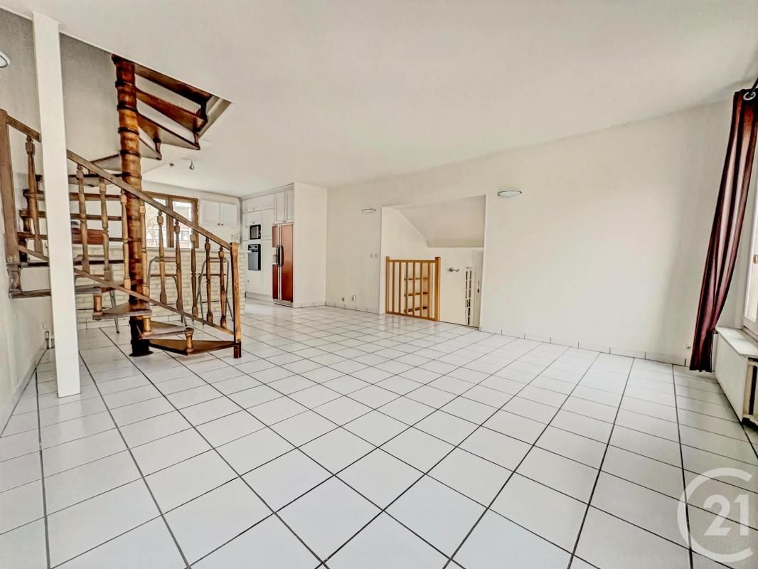 4 bedrooms Apartment in Bougival, France No. 151282