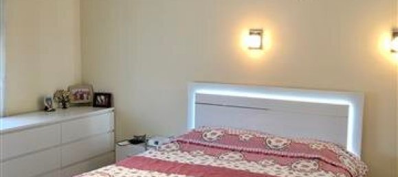 Casa de 4 dormitorios en Chateau-Thierry, France No. 235337 9