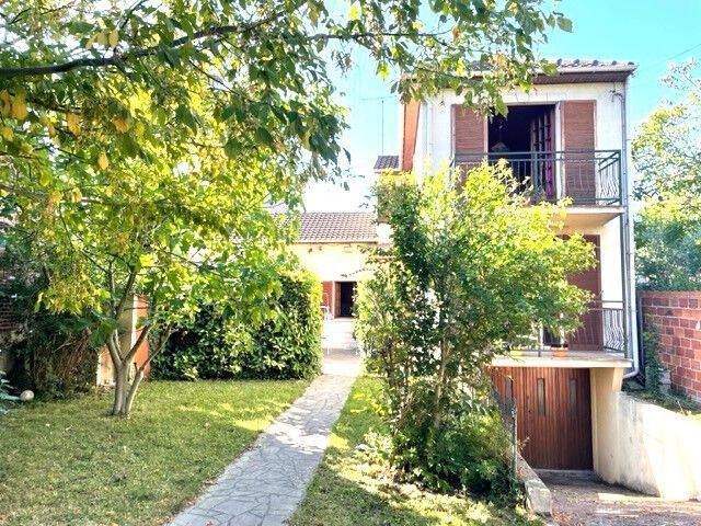 Casa de 3 dormitorios en Drancy, France No. 180752