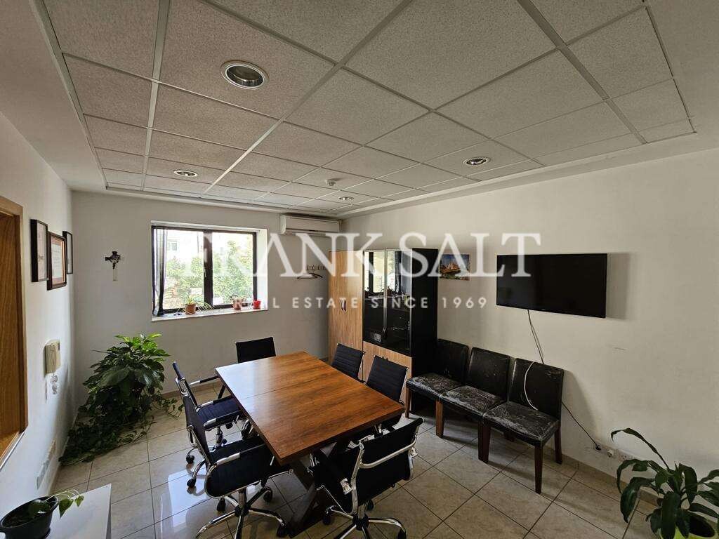 Bureau à Swatar, Malta 119m² No. 12845