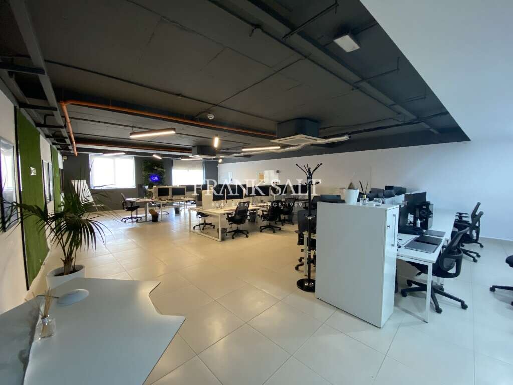 Oficina en San Gwann, Malta 631 m² No. 12290