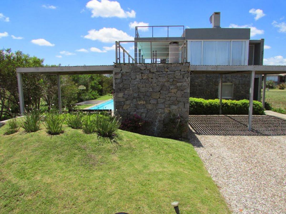 Casa de 5 dormitorios en Maldonado, Uruguay No. 7973