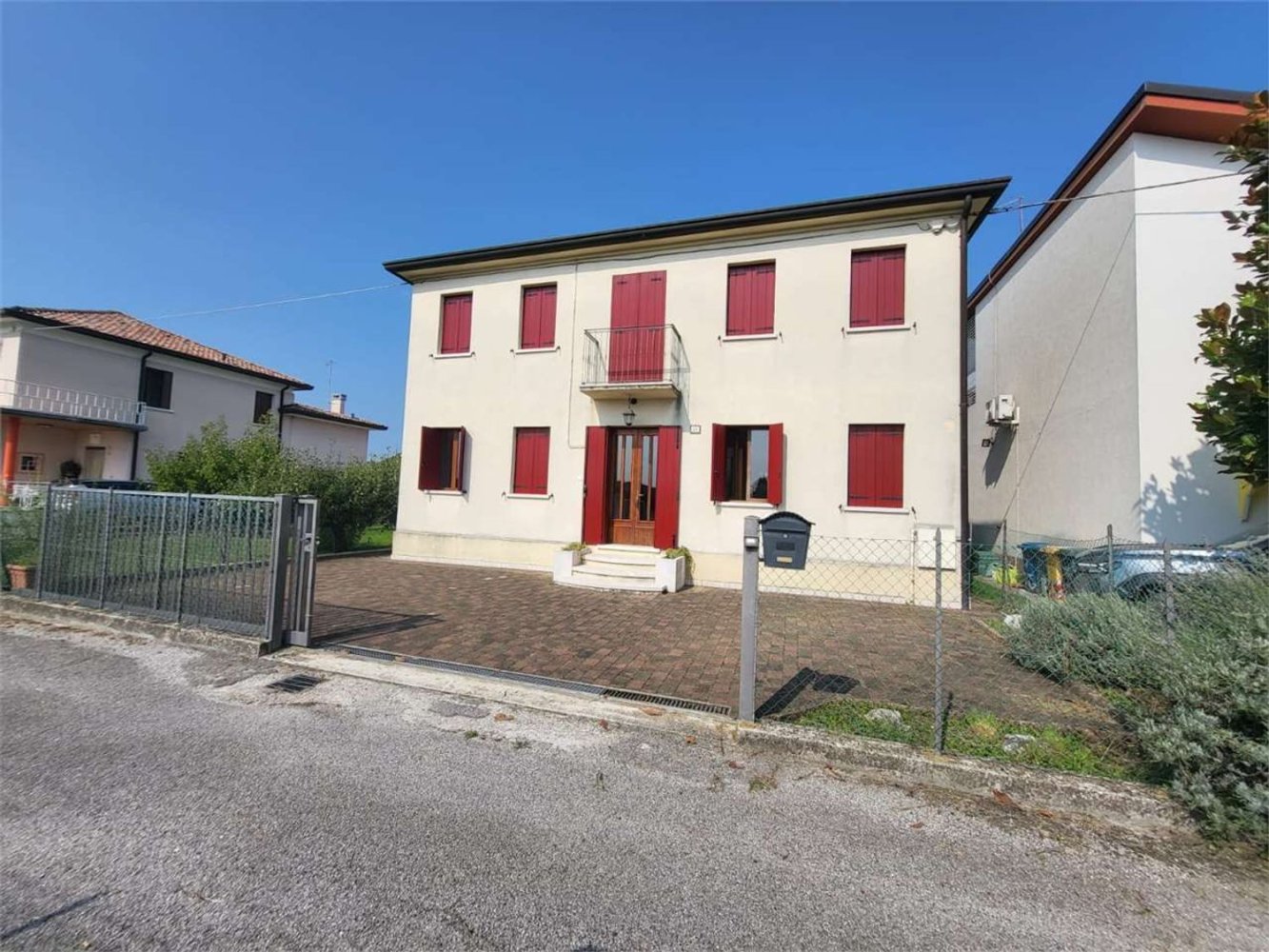 8-Zimmer Haus in Caerano di San Marco, Italy, Nr. 263909