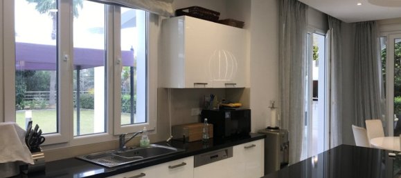 5 bedrooms Villa in Limassol, Cyprus No. 1930 3