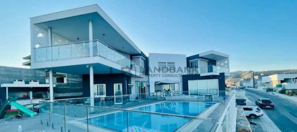 5 bedrooms Villa in Agios Athanasios, Cyprus No. 13737 3