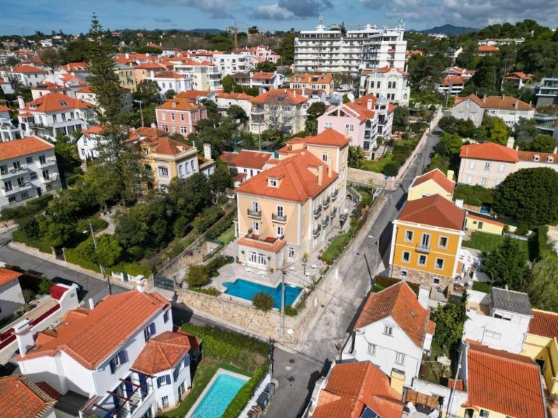 1806m² Commercial property in Cascais, Portugal No. 56949