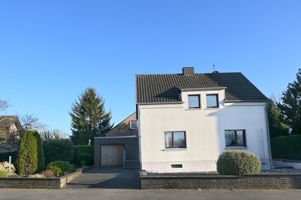 4 rooms House in North Rhine-Westphalia, Germany No. 209105