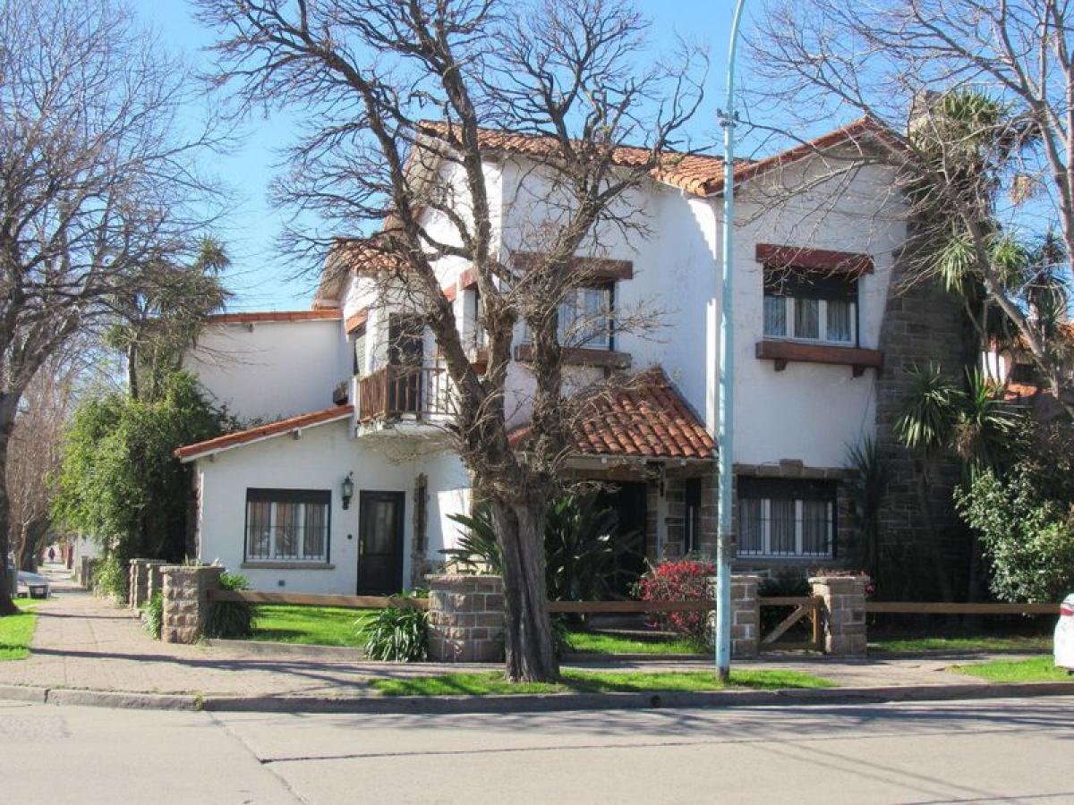 4 bedrooms House in Mar del Plata, Argentina No. 85406