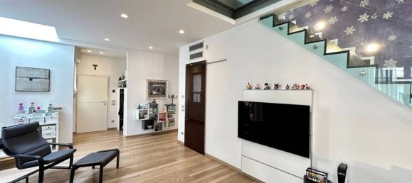 4 bedrooms Penthouse in Parma, Italy No. 334898 3