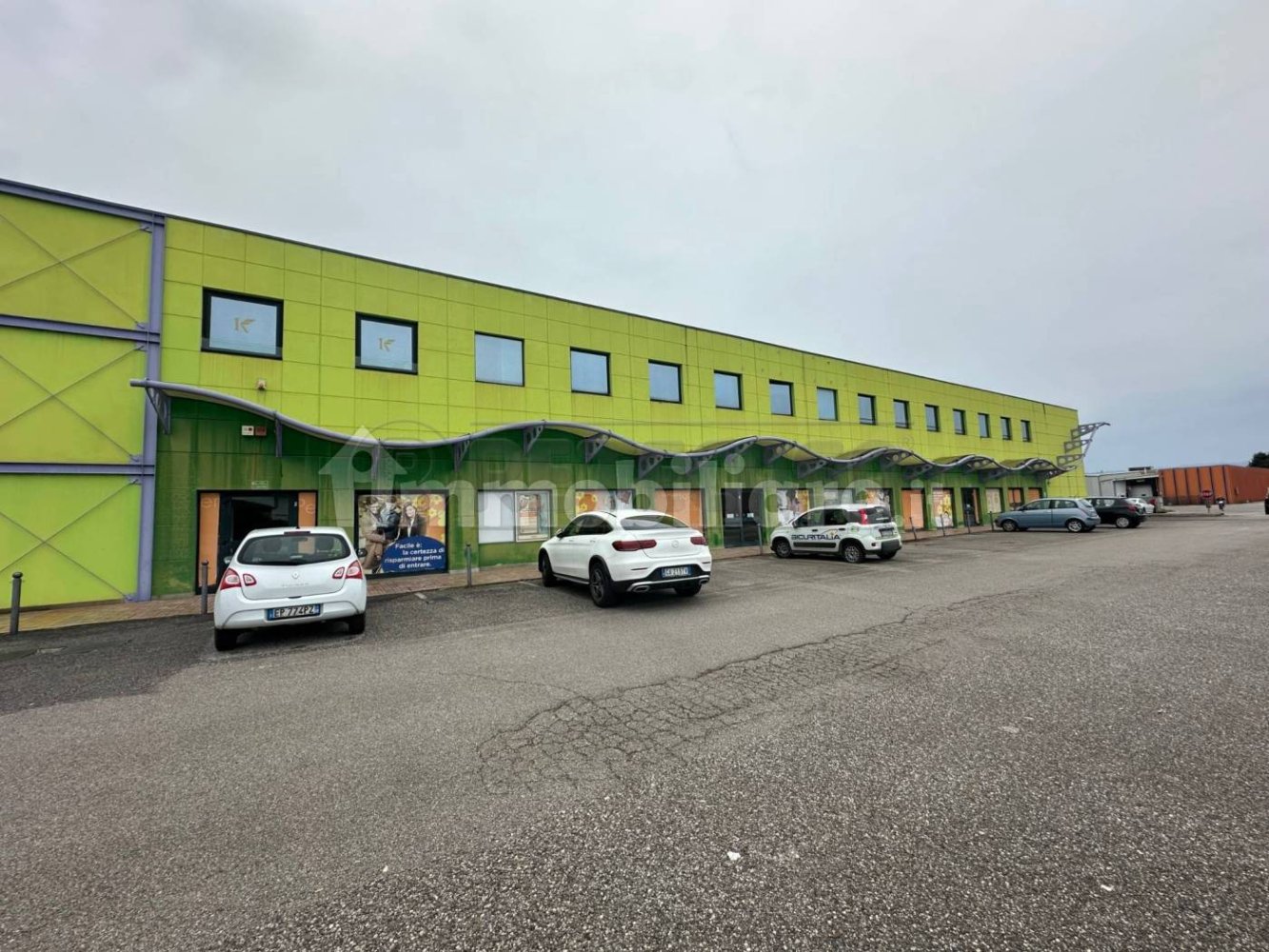 3 rooms Commercial property in Udine, Italy No. 354567