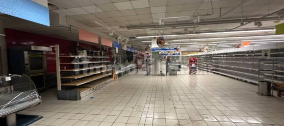 3 rooms Commercial property in Udine, Italy No. 354567 6