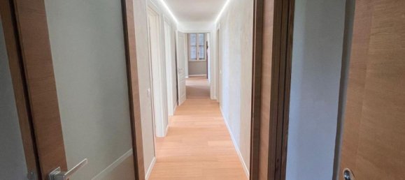 4 bedrooms Apartment in Modena, Italy No. 353649 6