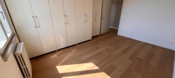 4 bedrooms Apartment in Modena, Italy No. 353649 8